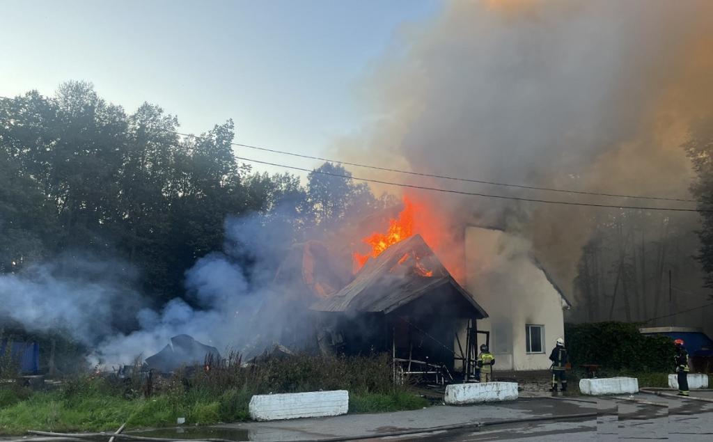 Крупный пожар произошел в придорожном кафе под Уфой