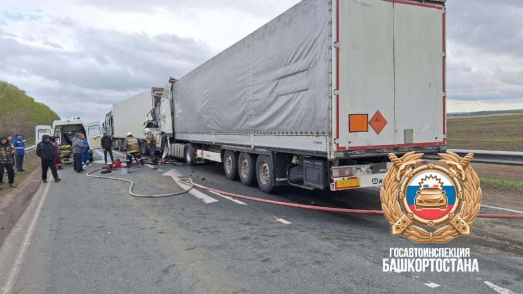 Двое пострадали в аварии с тремя грузовиками на трассе М-7 в Башкирии