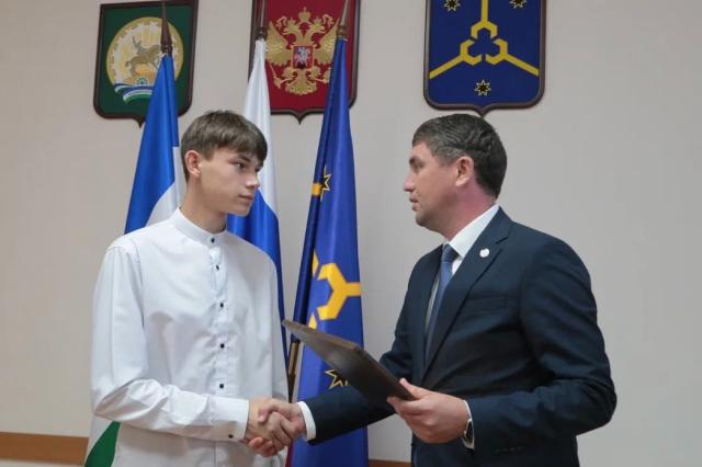 В Башкирии наградили школьника, который спас выпавшую с окна девочку