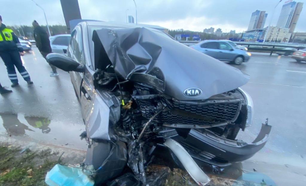 В Уфе иномарка на огромной скорости врезалась в столб