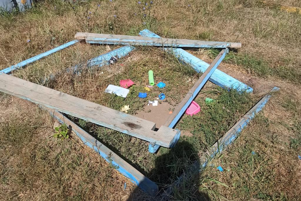 «Ощущение, что живем в далекой деревне»: уфимцы просят отремонтировать детскую площадку