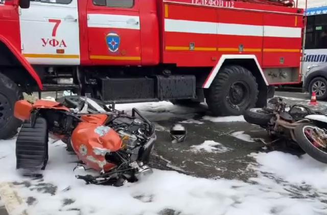 В столкновении двух мотоциклов с пожарной машиной в Уфе погиб человек
