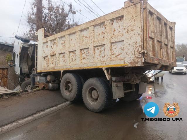 В Уфе грузовик укатился в время ремонта и врезался в ограждение