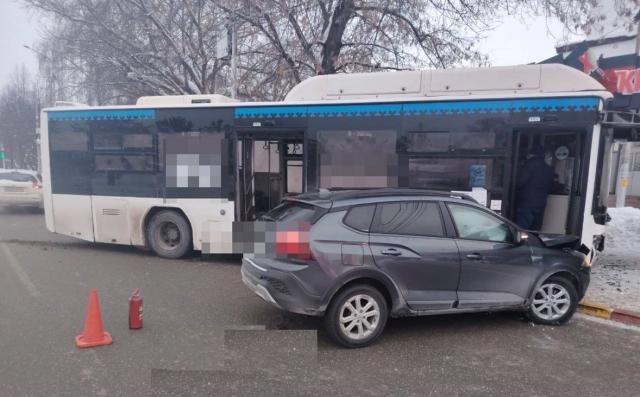 В Уфе маршрутка столкнулась с «Ладой Искрой» и въехала в остановку