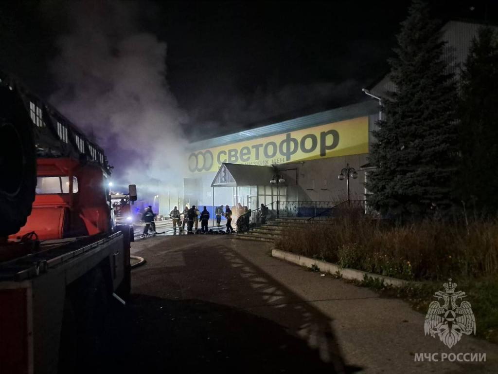 Крупный пожар произошел в магазине «Светофор» в Стерлитамаке