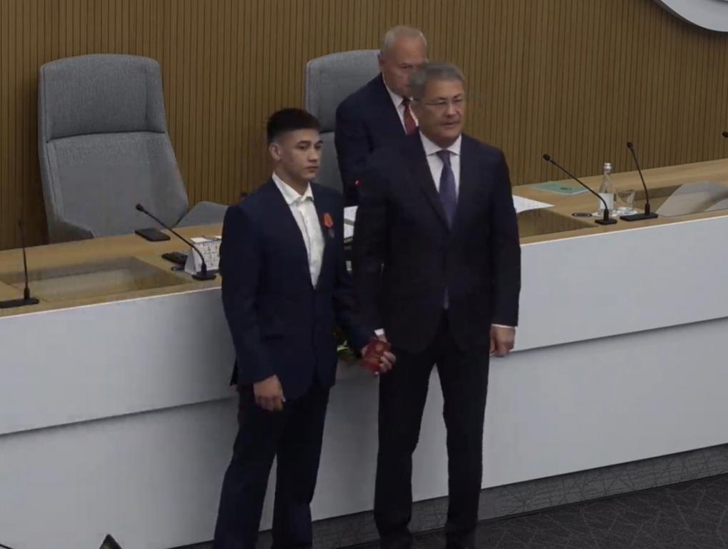 Радий Хабиров вручил медаль Жукова ефрейтору из Башкирии