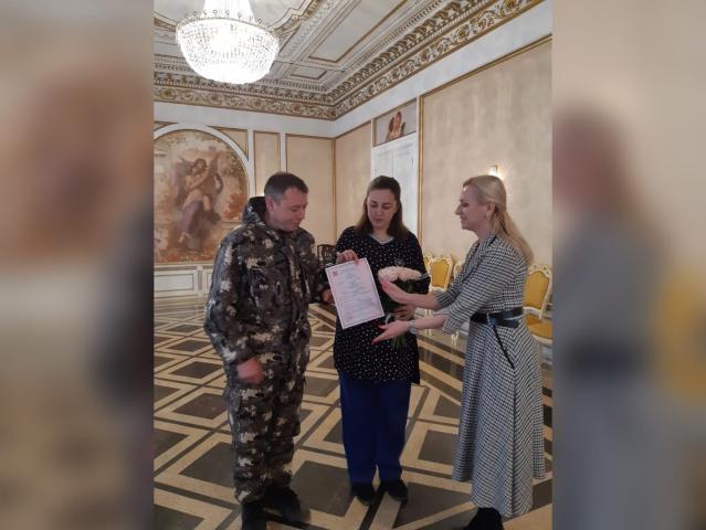 Влюбленные из Октябрьского смогли пожениться после мобилизации парня