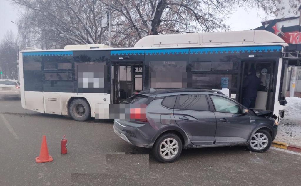 В Уфе маршрутка столкнулась с «Ладой Искрой» и въехала в остановку