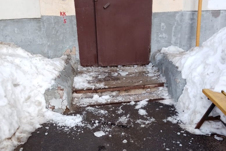 В Уфе на женщину с ребенком упала глыба льда