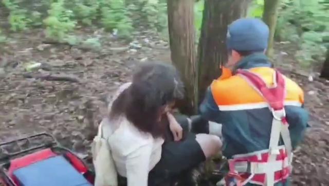 В Уфе спасатели помогли упавшей в овраг женщине