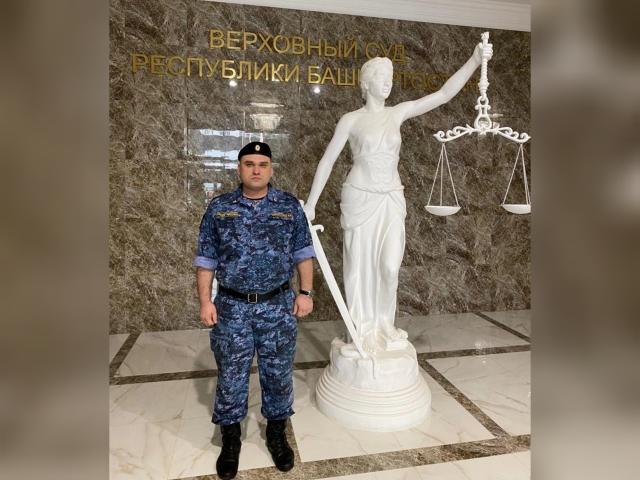 Судебный пристав Башкирии потушил машину и помог пострадавшим в ДТП