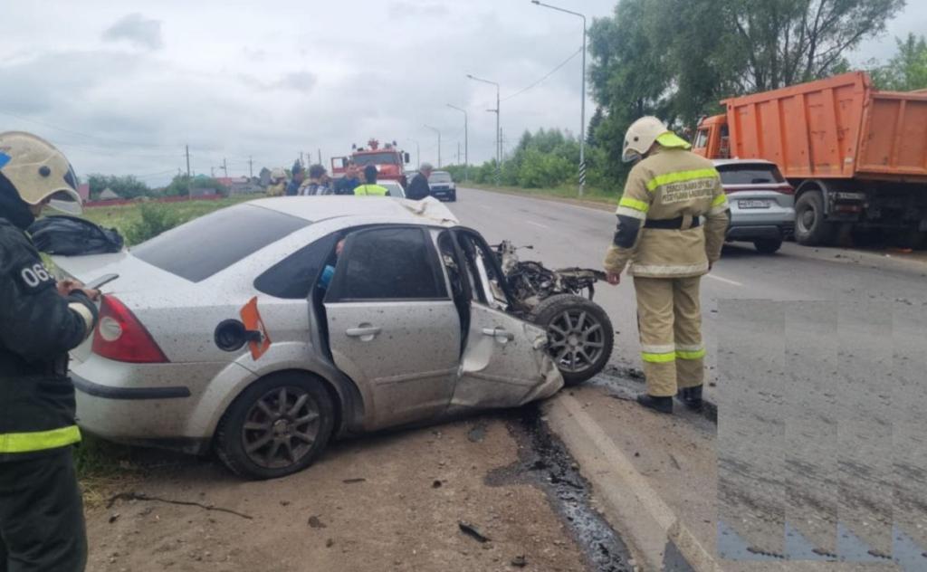 В столкновении грузовика и легковушки под Уфой погиб водитель