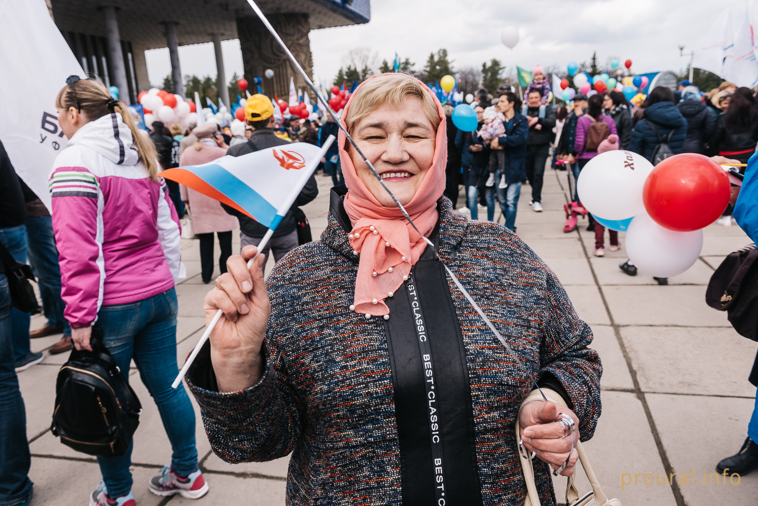 Праздничный первомайский митинг и запуск фонтанов в Уфе в фоторепортаже Proural