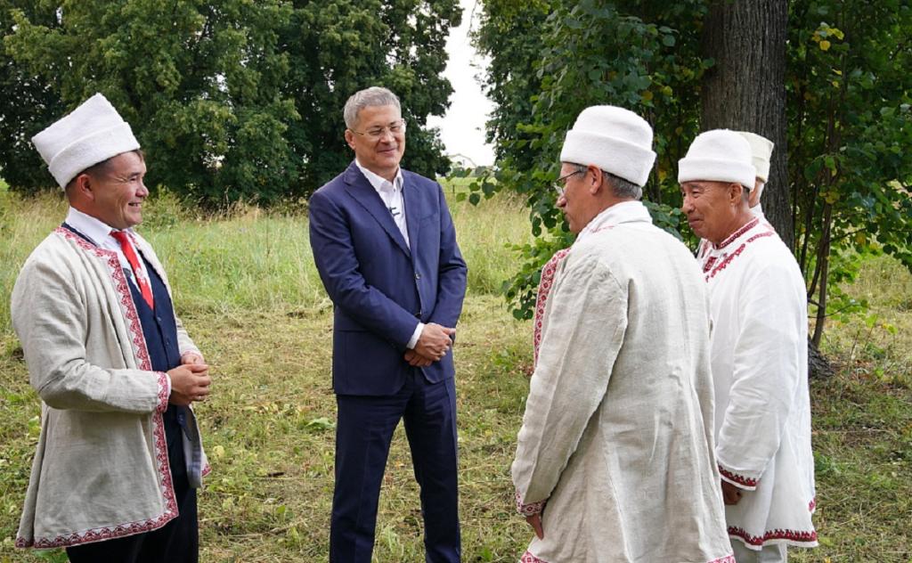 Хабиров первым из глав Башкирии посетил священную рощу марийцев