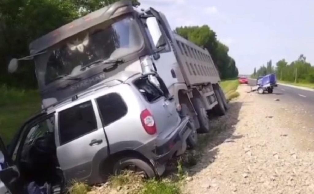 Пенсионер погиб в лобовом столкновении легковушки с грузовиком в Башкирии