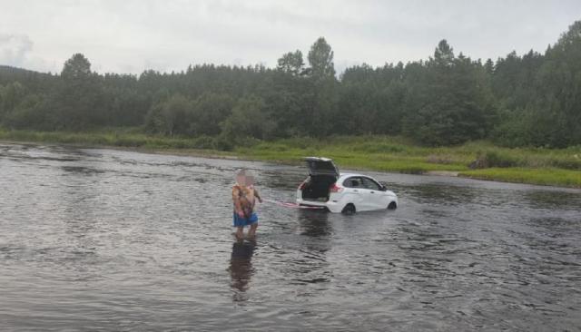 В Башкирии семья застряла, пытаясь пересечь реку на автомобиле
