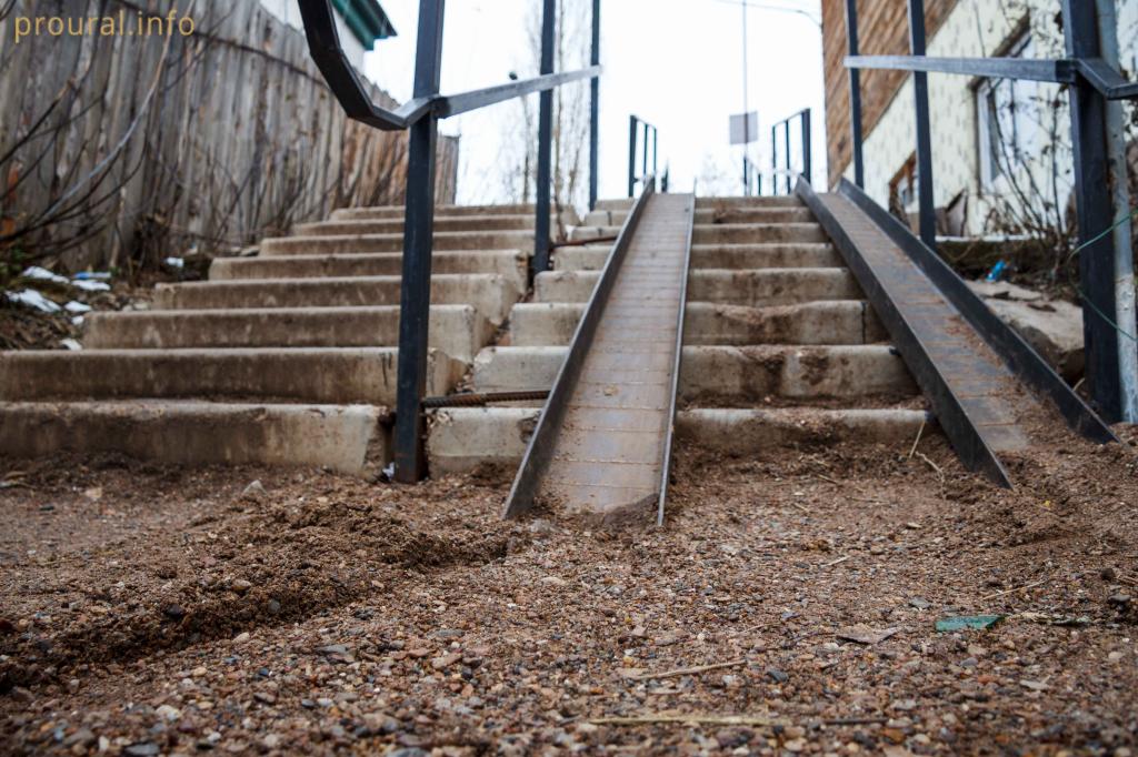 В Уфе дети каждый день ходят в школу по опасной дороге