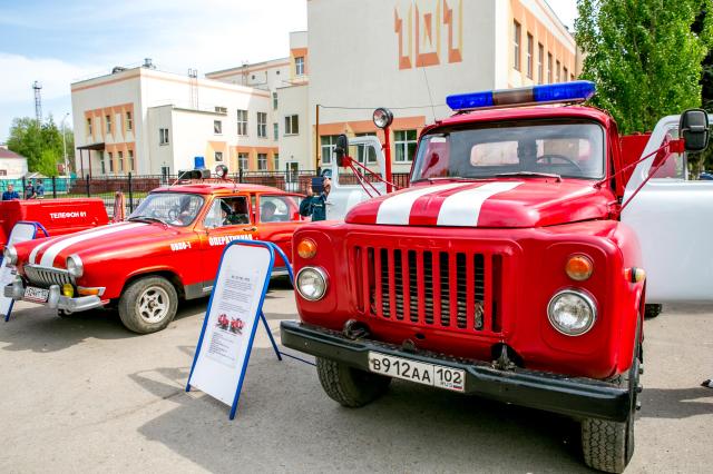 «Сквозь время»: в Уфе спасатели показали винтажную пожарную технику