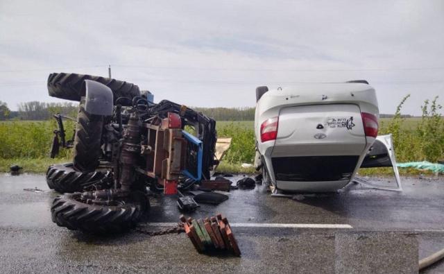 Ребенок и двое взрослых погибли в аварии с трактором в Башкирии