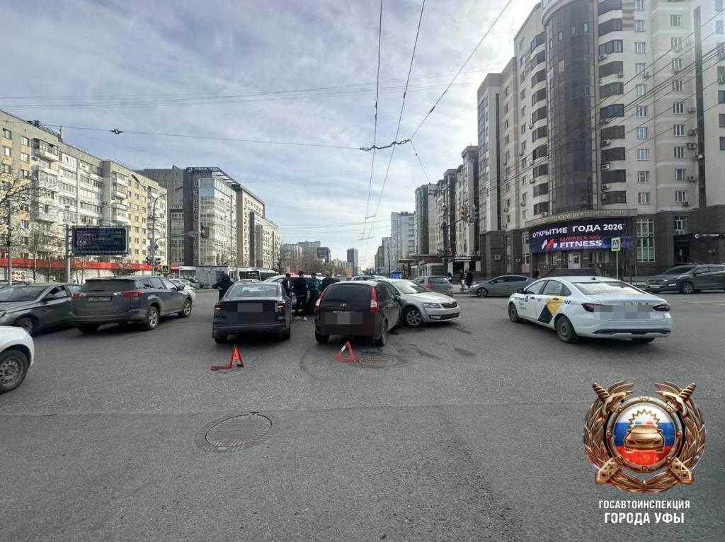 Пассажир пострадал в тройном ДТП на улице Цюрупы в Уфе