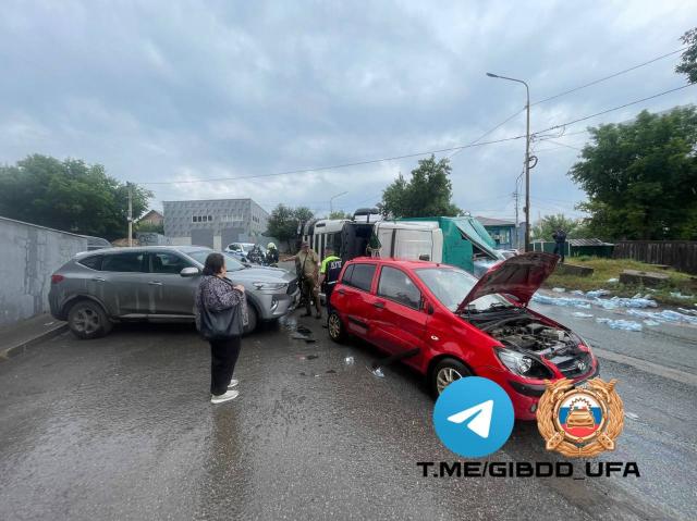 Грузовик влетел в четыре припаркованные машины в Уфе