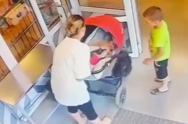 В Башкирии многодетная мать избила младенца в коляске