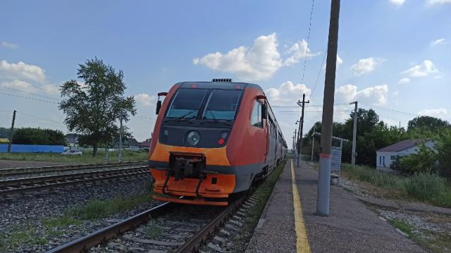 В башкирском селе пожилые люди на коленях забираются в электрички