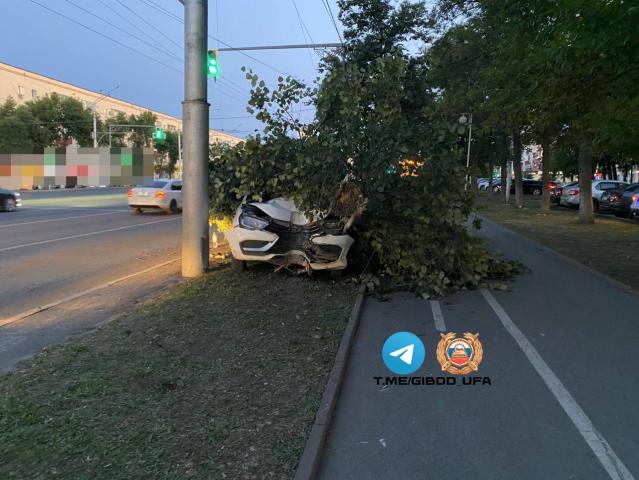 «Лада» влетела в дерево в Уфе, двое пострадали