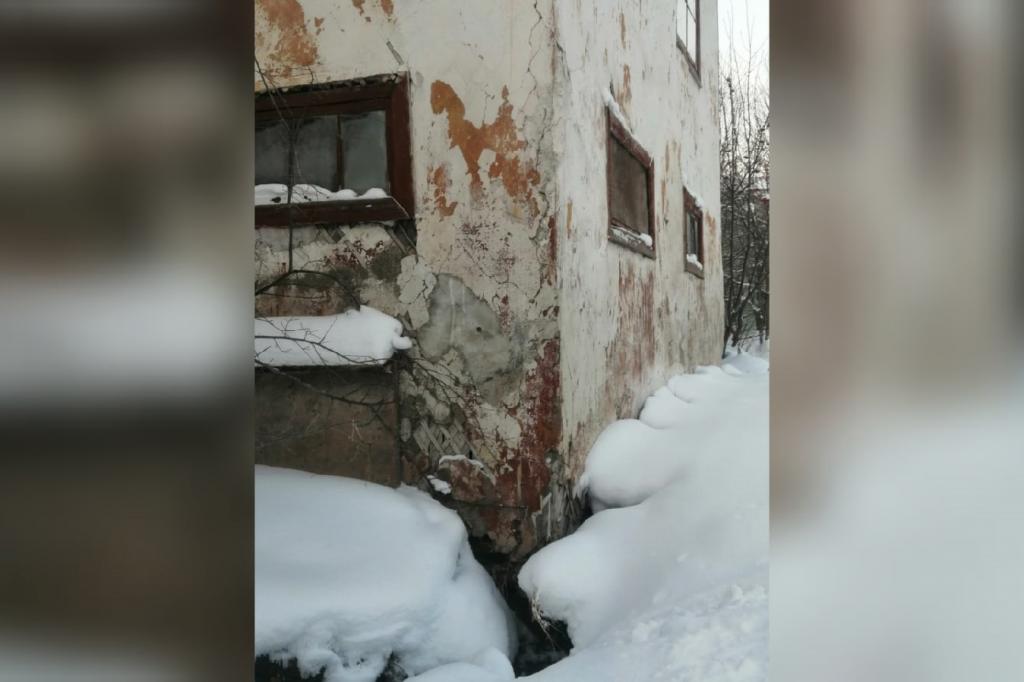 «Общежитие еле держится»: уфимцы просят расселить их из аварийного дома