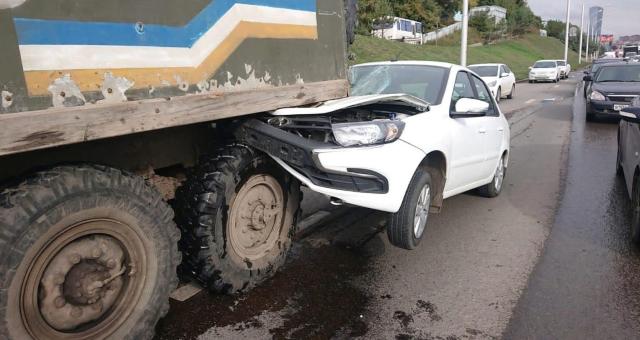 В Уфе «Ладу Гранту» расплющило колесом грузовика