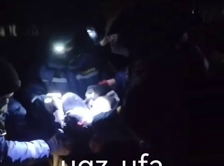 Спасатели в Уфе вытащили женщину, упавшую в глубокую яму