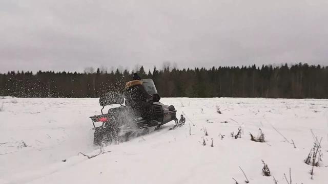 Двое мужчин в Башкирии застряли в поле на снегоходе