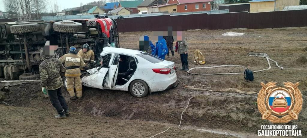 Двое пострадали в жесткой аварии с грузовиком в Башкирии