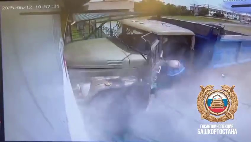 Пьяный водитель грузовика в Башкирии въехал в здание и скрылся с места аварии