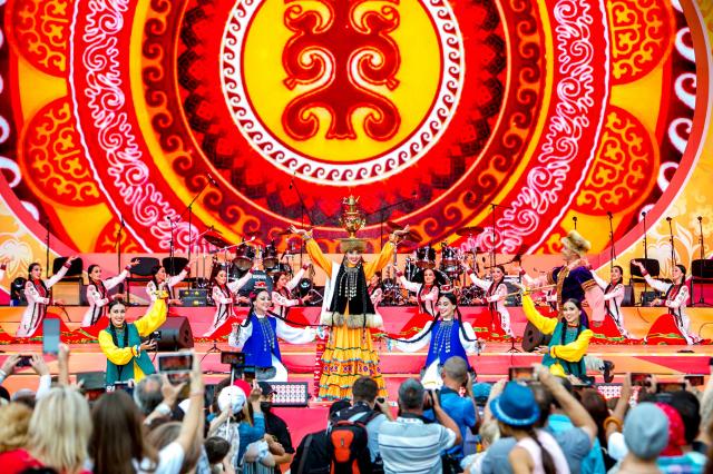 Олимпиада фольклора, «Русские витязи» и Кустурица — фоторепортаж с закрытия грандиозного фестиваля в Уфе