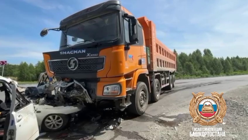 Двое погибли, четверо пострадали в ДТП с грузовиком в Башкирии