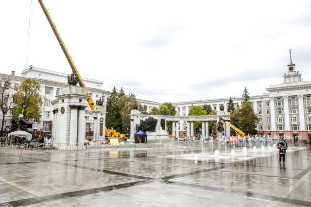 В Уфе начали устанавливать статую Шаймуратова на постамент