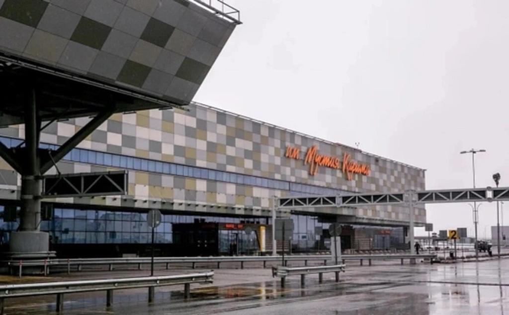 Самолет из Баку экстренно сел в Уфе из-за больного пассажира