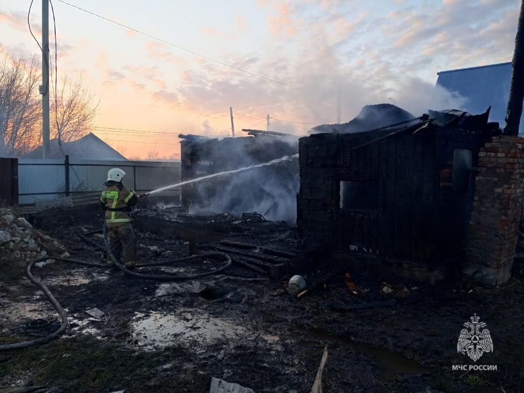 Два человека погибли при пожаре в частном доме в селе в Башкирии