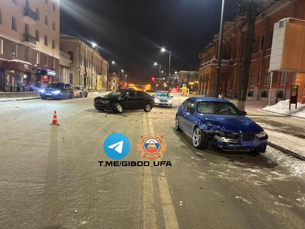 «Лада Веста» столкнулась с BMW на улице Ленина в Уфе