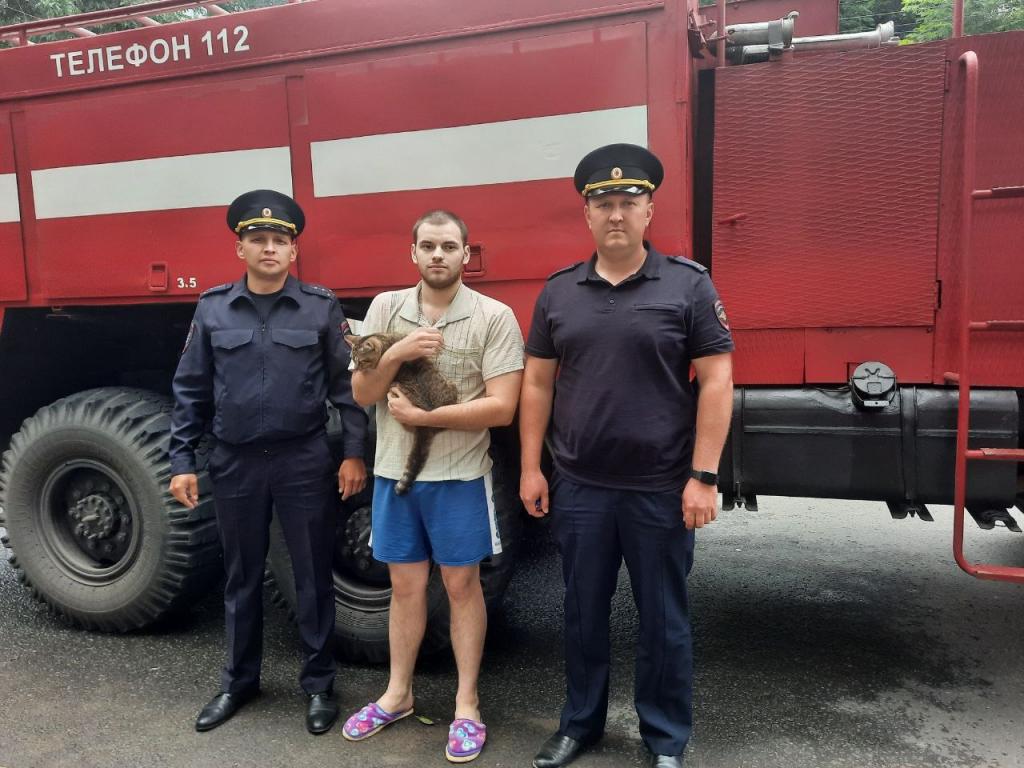 В Уфе полицейские спасли жильцов из горящего здания