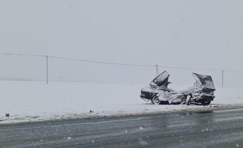 Пожилой водитель тяжело пострадал в аварии на заснеженной дороге в Башкирии