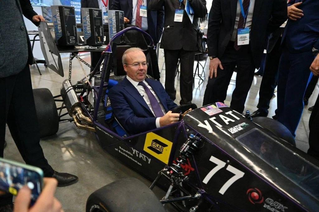 «Не смог устоять — сел»: премьер-министр Башкирии посетил энергофорум