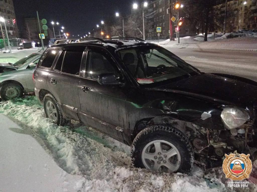 Иномарка столкнулась с «Вестой» при повороте на заправку в Уфе
