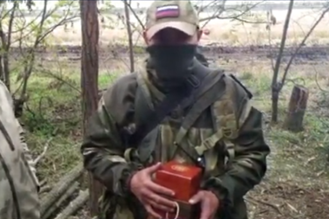 Бойцу из Башкирии вручили именные часы от Радия Хабирова