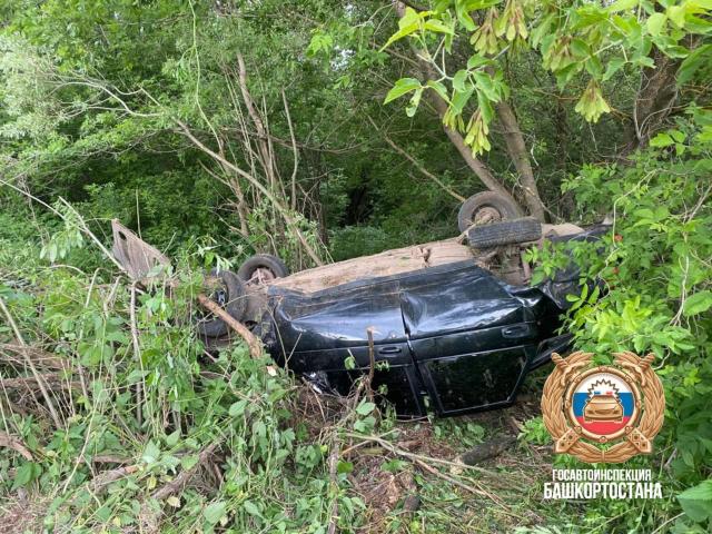 Водитель перевернувшейся в Башкирии легковушки скончался в больнице