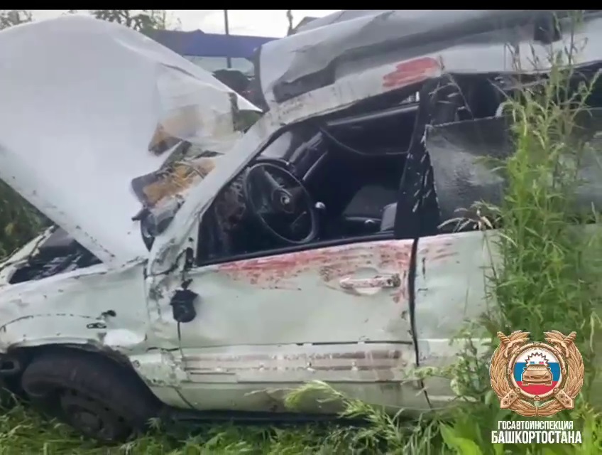 В Башкирии двое пассажиров погибли, вылетев из машины при ДТП