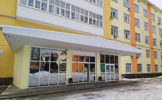 В Уфе девочка выпала из окна второго этажа школы