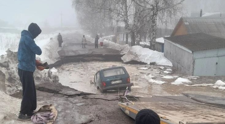 В Башкирии машина утонула в карстовом провале