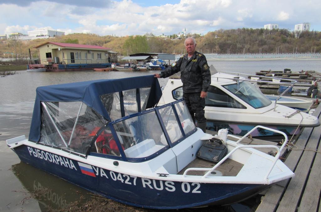 Весь день на лодке в погоне за сетями: один день работы с уфимским рыбинспектором
